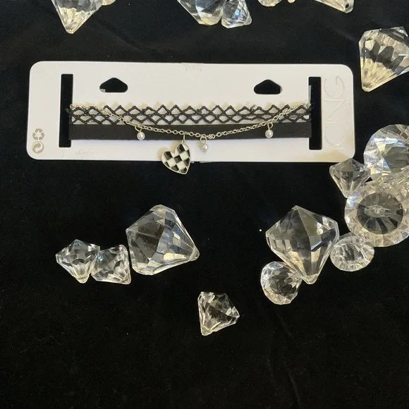 Icing Black and white heart neck choker - Picture 2 of 4